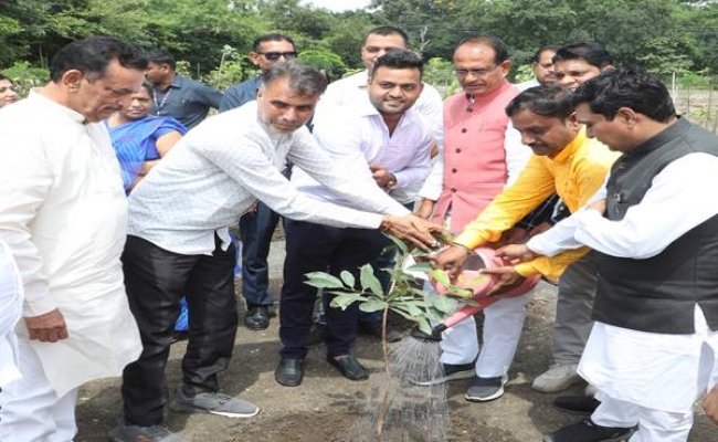 मुख्यमंत्री श्री चौहान ने मौलश्री, जामुन और कदम्ब के पौधे रोपे